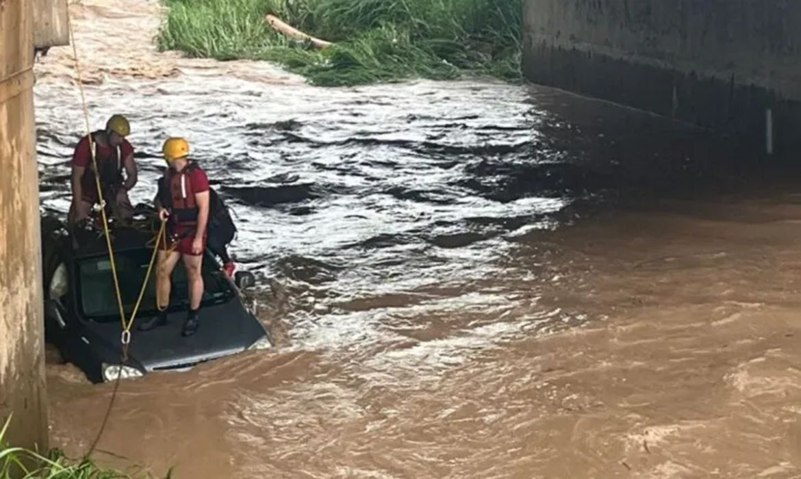 Bombeiros buscam por mulher desaparecida após chuva em Piracicaba