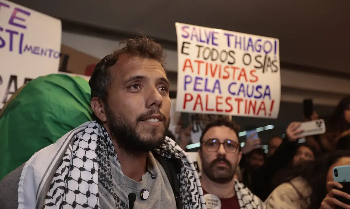 Ativista brasileiro é deportado da Argentina por ordem de Milei