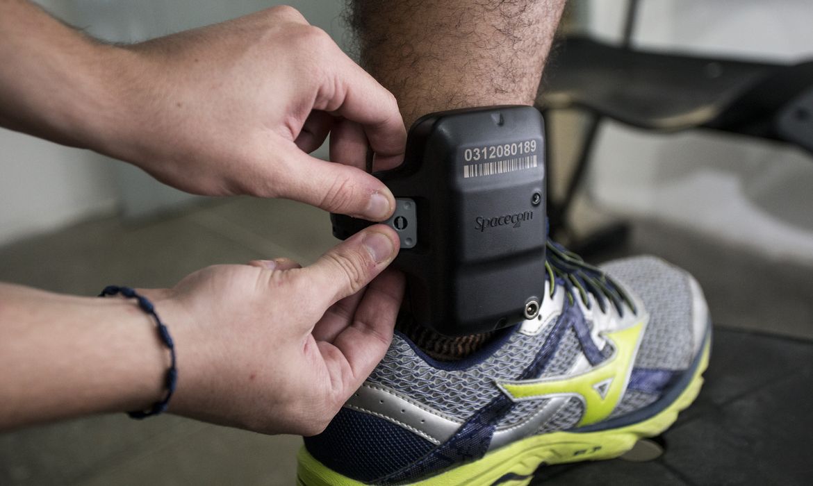 PM relata ao STF troca do carregador da tornozeleira de Bolsonaro